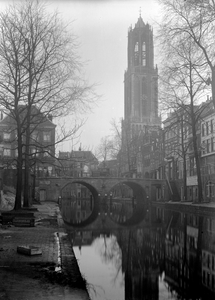 816750 Gezicht op de Oudegracht te Utrecht met in het midden de Gaardbrug en op de achtergrond de Domtoren.